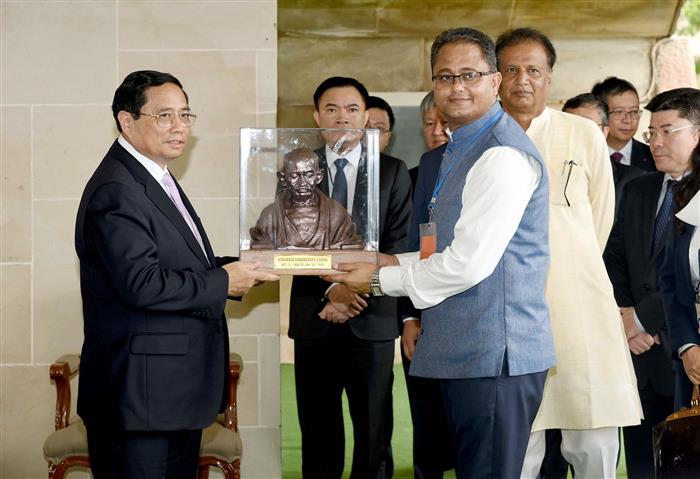वियतनाम के प्रधानमंत्री श्री फाम मिन्ह चीन्ह 01 अगस्त, 2024 को नई दिल्ली के राजघाट स्थित महात्मा गांधी की समाधि पर पहुंचे।