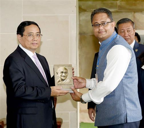 वियतनाम के प्रधानमंत्री श्री फाम मिन्ह चीन्ह 01 अगस्त, 2024 को नई दिल्ली के राजघाट स्थित महात्मा गांधी की समाधि पर पहुंचे।