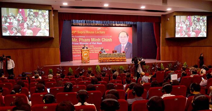 वियतनाम के प्रधानमंत्री श्री फाम मिन्ह चीन्ह 01 अगस्त, 2024 को नई दिल्ली में 49वें सप्रू हाउस व्याख्यान के अवसर पर संबोधित करते हुए।