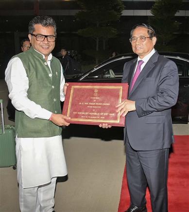  01 अगस्त, 2024 को नई दिल्ली से प्रस्थान करने से पहले केंद्रीय विदेश और वस्त्र राज्य मंत्री श्री पबित्रा मार्गेरिटा के साथ में वियतनाम के प्रधानमंत्री श्री फाम मिन्ह चीन्ह।