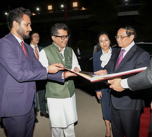  01 अगस्त, 2024 को नई दिल्ली से प्रस्थान करने से पहले केंद्रीय विदेश और वस्त्र राज्य मंत्री श्री पबित्रा मार्गेरिटा के साथ में वियतनाम के प्रधानमंत्री श्री फाम मिन्ह चीन्ह।