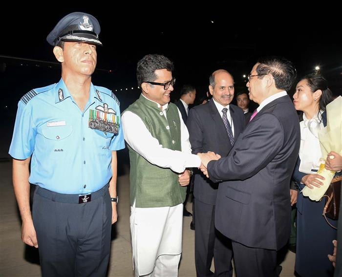  01 अगस्त, 2024 को नई दिल्ली से प्रस्थान करने से पहले केंद्रीय विदेश और वस्त्र राज्य मंत्री श्री पबित्रा मार्गेरिटा के साथ में वियतनाम के प्रधानमंत्री श्री फाम मिन्ह चीन्ह।