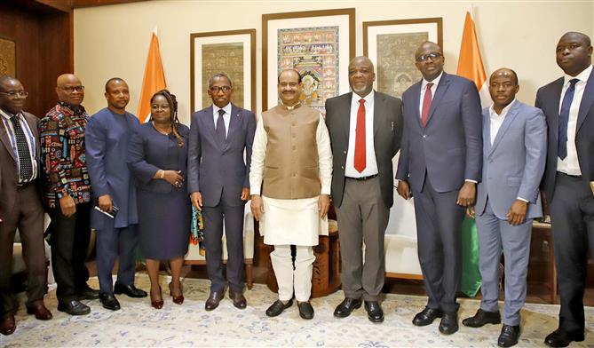 02 अगस्त, 2024 को संसद भवन, नई दिल्ली में टोगो के मंत्रियों, सांसदों, संवैधानिक न्यायालय के न्यायाधीशों और सलाहकारों के एक प्रतिनिधिमंडल के साथ एक समूह फोटो में लोक सभा अध्यक्ष श्री ओम बिरला।