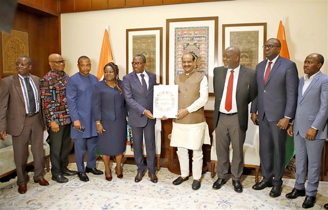 02 अगस्त, 2024 को संसद भवन, नई दिल्ली में टोगो के मंत्रियों, सांसदों, संवैधानिक न्यायालय के न्यायाधीशों और सलाहकारों के एक प्रतिनिधिमंडल के साथ एक समूह फोटो में लोक सभा अध्यक्ष श्री ओम बिरला।