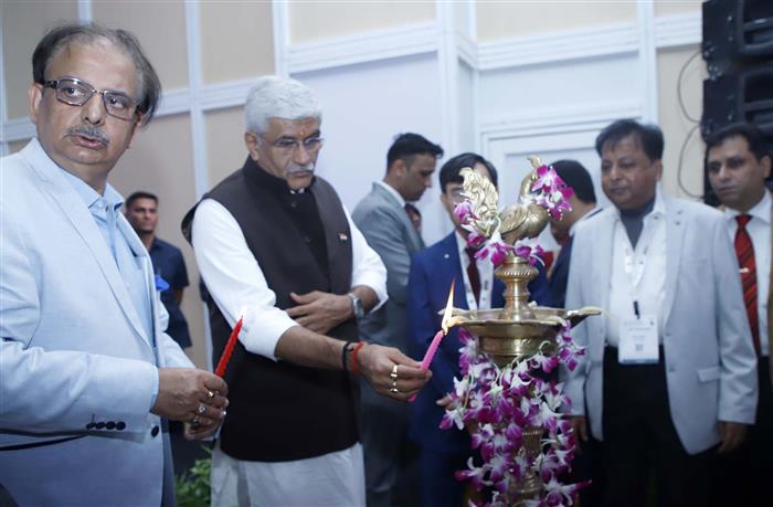 केंद्रीय संस्कृति और पर्यटन मंत्री श्री गजेंद्र सिंह शेखावत 03 अगस्त, 2024 को उत्तर प्रदेश के ग्रेटर नोएडा में अंतर्राष्ट्रीय आतिथ्य एक्सपो 2024 के 7वें संस्करण के उद्घाटन समारोह में दीप प्रज्ज्वलित करते हुए।