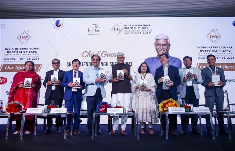 केंद्रीय संस्कृति और पर्यटन मंत्री श्री गजेंद्र सिंह शेखावत ने 03 अगस्त, 2024 को उत्तर प्रदेश के ग्रेटर नोएडा में अंतर्राष्ट्रीय आतिथ्य एक्सपो 2024 के 7वें संस्करण के उद्घाटन समारोह में शिरकत की।