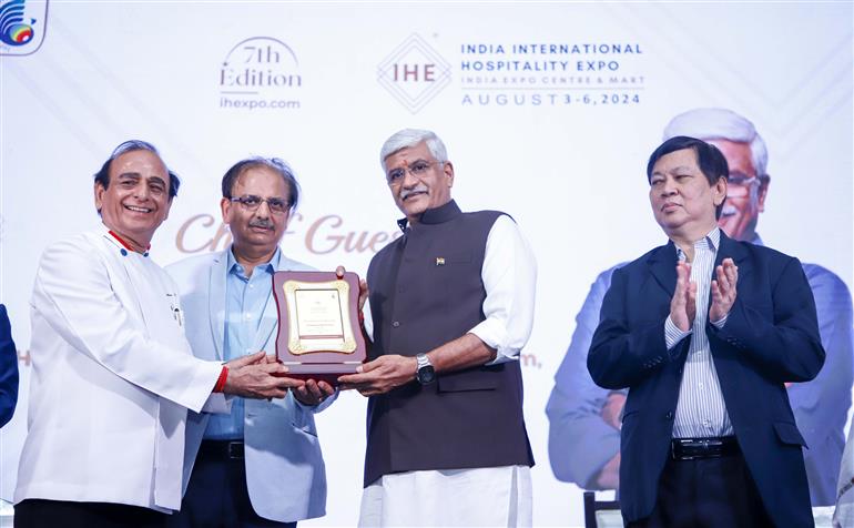 केंद्रीय संस्कृति और पर्यटन मंत्री श्री गजेंद्र सिंह शेखावत ने 03 अगस्त, 2024 को उत्तर प्रदेश के ग्रेटर नोएडा में अंतर्राष्ट्रीय आतिथ्य एक्सपो 2024 के 7वें संस्करण के उद्घाटन समारोह में शिरकत की।