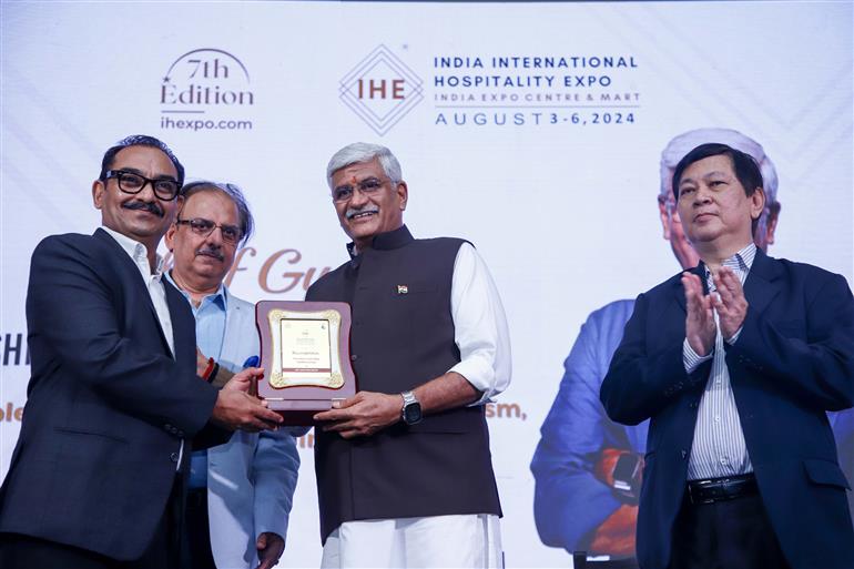 केंद्रीय संस्कृति और पर्यटन मंत्री श्री गजेंद्र सिंह शेखावत ने 03 अगस्त, 2024 को उत्तर प्रदेश के ग्रेटर नोएडा में अंतर्राष्ट्रीय आतिथ्य एक्सपो 2024 के 7वें संस्करण के उद्घाटन समारोह में शिरकत की।