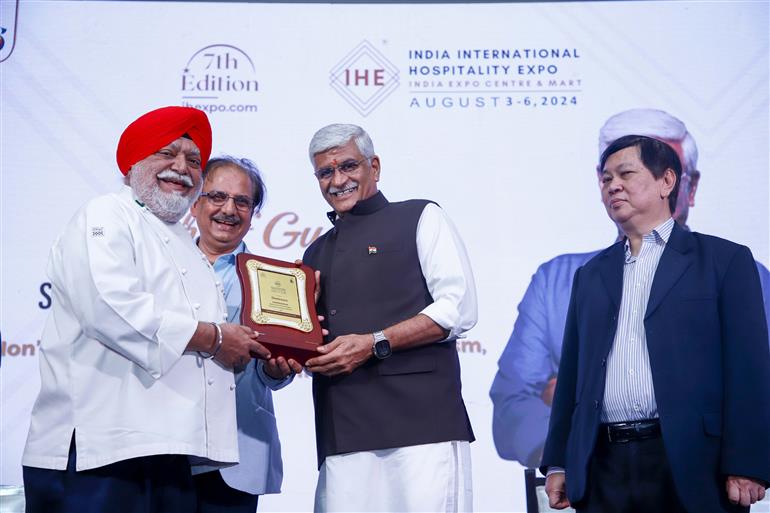 केंद्रीय संस्कृति और पर्यटन मंत्री श्री गजेंद्र सिंह शेखावत ने 03 अगस्त, 2024 को उत्तर प्रदेश के ग्रेटर नोएडा में अंतर्राष्ट्रीय आतिथ्य एक्सपो 2024 के 7वें संस्करण के उद्घाटन समारोह में शिरकत की।