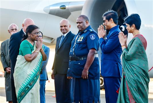 राष्ट्रपति श्रीमती द्रौपदी मुर्मु 05 अगस्त, 2024 को फिजी के नाडी हवाई अड्डे पर पहुंचीं।