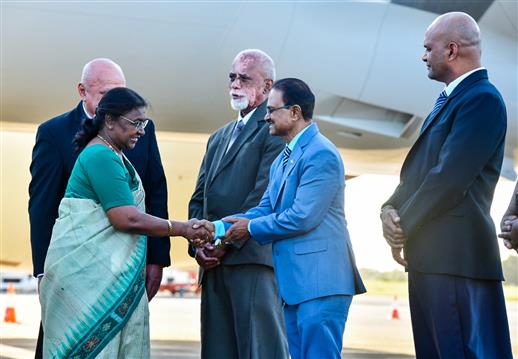 राष्ट्रपति श्रीमती द्रौपदी मुर्मु 05 अगस्त, 2024 को फिजी के नाडी हवाई अड्डे पर पहुंचीं।