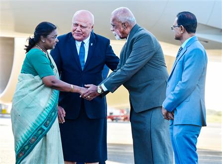 राष्ट्रपति श्रीमती द्रौपदी मुर्मु 05 अगस्त, 2024 को फिजी के नाडी हवाई अड्डे पर पहुंचीं।