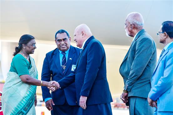 राष्ट्रपति श्रीमती द्रौपदी मुर्मु 05 अगस्त, 2024 को फिजी के नाडी हवाई अड्डे पर पहुंचीं।