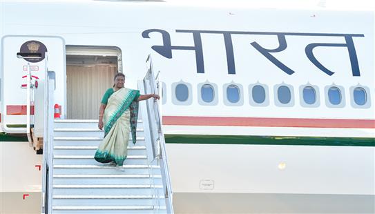 राष्ट्रपति श्रीमती द्रौपदी मुर्मु 05 अगस्त, 2024 को फिजी के नाडी हवाई अड्डे पर पहुंचीं।