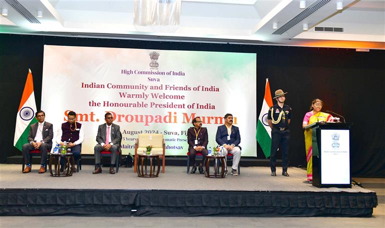  06 अगस्त, 2024 को फिजी के सुवा में भारतीय समुदाय और भारत के मित्रों के स्वागत समारोह के दौरान एक समूह तस्वीर में राष्ट्रपति श्रीमती द्रौपदी मुर्मु।