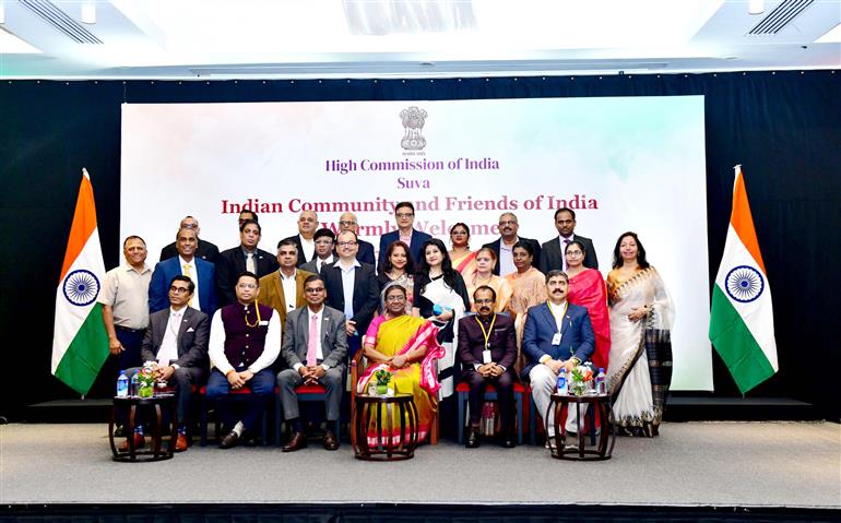  06 अगस्त, 2024 को फिजी के सुवा में भारतीय समुदाय और भारत के मित्रों के स्वागत समारोह के दौरान एक समूह तस्वीर में राष्ट्रपति श्रीमती द्रौपदी मुर्मु।