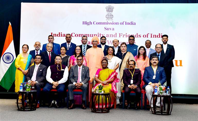  06 अगस्त, 2024 को फिजी के सुवा में भारतीय समुदाय और भारत के मित्रों के स्वागत समारोह के दौरान एक समूह तस्वीर में राष्ट्रपति श्रीमती द्रौपदी मुर्मु।