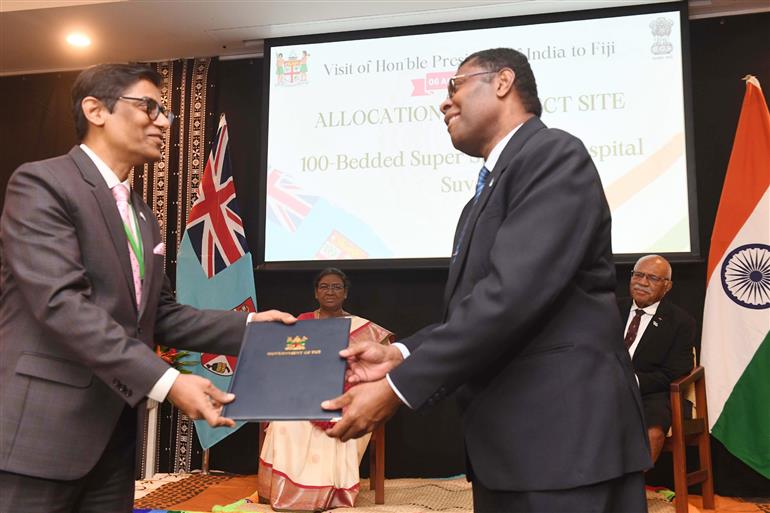 राष्ट्रपति श्रीमती द्रौपदी मुर्मु और फिजी गणराज्य के प्रधानमंत्री श्री सिटिवेनी राबुका की उपस्थिति में 06 अगस्त, 2024 को फिजी में भारतीय उच्चायोग चांसरी और भारतीय सांस्कृतिक केंद्र परिसर, सुवा के लिए परियोजना स्थलों के आवंटन हेतु दस्तावेजों का आदान-प्रदान किया गया।