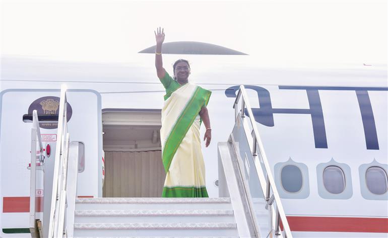 राष्ट्रपति श्रीमती द्रौपदी मुर्मु 07 अगस्त, 2024 को नाडी से ऑकलैंड के लिए प्रस्थान करती हुईं।