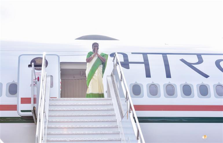 राष्ट्रपति श्रीमती द्रौपदी मुर्मु 07 अगस्त, 2024 को नाडी से ऑकलैंड के लिए प्रस्थान करती हुईं।