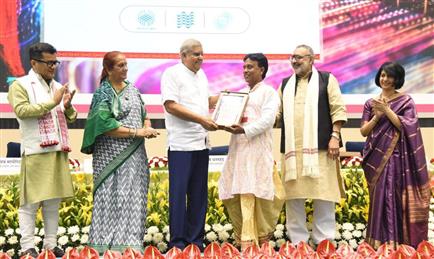 उपराष्ट्रपति श्री जगदीप धनखड़ 07 अगस्त, 2024 को विज्ञान भवन, नई दिल्ली में 10वें राष्ट्रीय हथकरघा दिवस के अवसर पर संत कबीर पुरस्कार और राष्ट्रीय हथकरघा पुरस्कार प्रदान करते हुए।