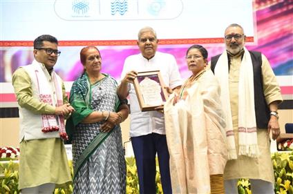 उपराष्ट्रपति श्री जगदीप धनखड़ 07 अगस्त, 2024 को विज्ञान भवन, नई दिल्ली में 10वें राष्ट्रीय हथकरघा दिवस के अवसर पर संत कबीर पुरस्कार और राष्ट्रीय हथकरघा पुरस्कार प्रदान करते हुए।