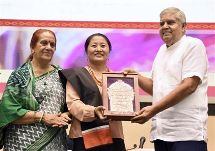 उपराष्ट्रपति श्री जगदीप धनखड़ 07 अगस्त, 2024 को विज्ञान भवन, नई दिल्ली में 10वें राष्ट्रीय हथकरघा दिवस के अवसर पर संत कबीर पुरस्कार और राष्ट्रीय हथकरघा पुरस्कार प्रदान करते हुए।