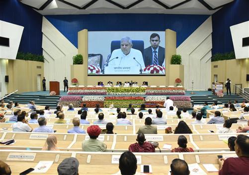 उपराष्ट्रपति श्री जगदीप धनखड़ 07 अगस्त, 2024 को विज्ञान भवन, नई दिल्ली में 10वें राष्ट्रीय हथकरघा दिवस समारोह के दौरान उपस्थित लोगों को संबोधित करते हुए।