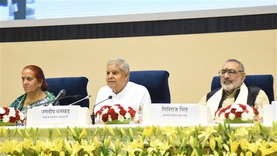 उपराष्ट्रपति श्री जगदीप धनखड़ 07 अगस्त, 2024 को विज्ञान भवन, नई दिल्ली में 10वें राष्ट्रीय हथकरघा दिवस समारोह के दौरान उपस्थित लोगों को संबोधित करते हुए।