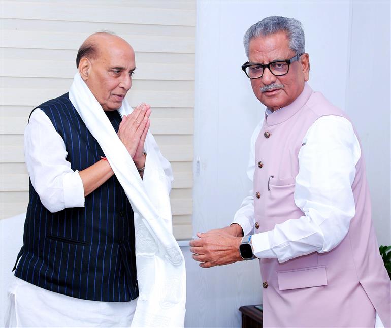 सिक्किम के राज्यपाल श्री ओम प्रकाश माथुर 08 अगस्त, 2024 को नई दिल्ली में केंद्रीय रक्षा मंत्री श्री राजनाथ सिंह से मुलाकात करते हुए।