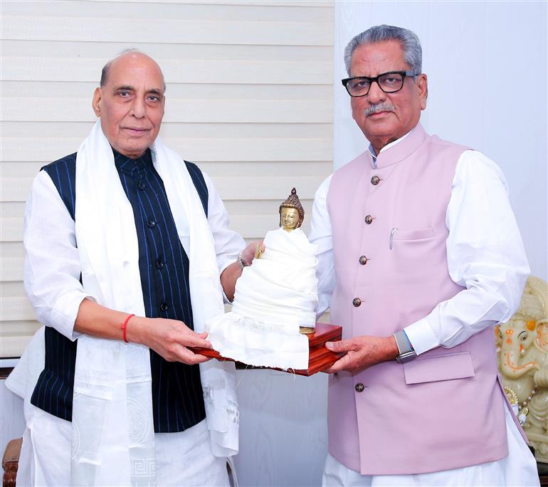 सिक्किम के राज्यपाल श्री ओम प्रकाश माथुर 08 अगस्त, 2024 को नई दिल्ली में केंद्रीय रक्षा मंत्री श्री राजनाथ सिंह से मुलाकात करते हुए।