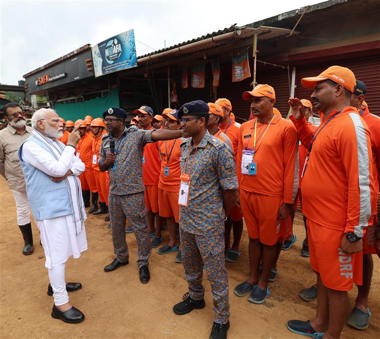 प्रधानमंत्री श्री नरेन्द्र मोदी 10 अगस्त, 2024 को केरल के वायनाड स्थित राहत शिविर में वायनाड भूस्खलन के पीड़ितों और बचे लोगों से मुलाकात करते हुए।