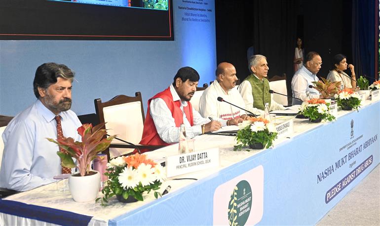 केंद्रीय सामाजिक न्याय एवं अधिकारिता मंत्री डॉ. वीरेंद्र कुमार 12 अगस्त, 2024 को नई दिल्ली में ‘नशा मुक्त भारत अभियान’ पर शपथ ग्रहण समारोह की अध्यक्षता करते हुए।