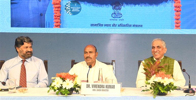 केंद्रीय सामाजिक न्याय एवं अधिकारिता मंत्री डॉ. वीरेंद्र कुमार 12 अगस्त, 2024 को नई दिल्ली में ‘नशा मुक्त भारत अभियान’ पर शपथ ग्रहण समारोह की अध्यक्षता करते हुए।