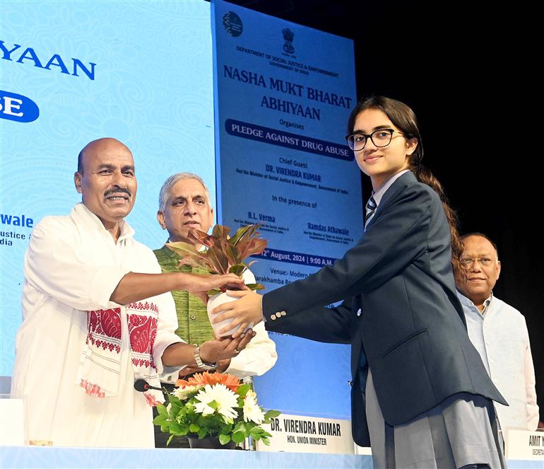 केंद्रीय सामाजिक न्याय एवं अधिकारिता मंत्री डॉ. वीरेंद्र कुमार 12 अगस्त, 2024 को नई दिल्ली में ‘नशा मुक्त भारत अभियान’ पर शपथ ग्रहण समारोह की अध्यक्षता करते हुए।