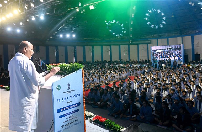 केंद्रीय सामाजिक न्याय एवं अधिकारिता मंत्री डॉ. वीरेंद्र कुमार 12 अगस्त, 2024 को नई दिल्ली में ‘नशा मुक्त भारत अभियान’ पर शपथ ग्रहण समारोह को संबोधित करते हुए।