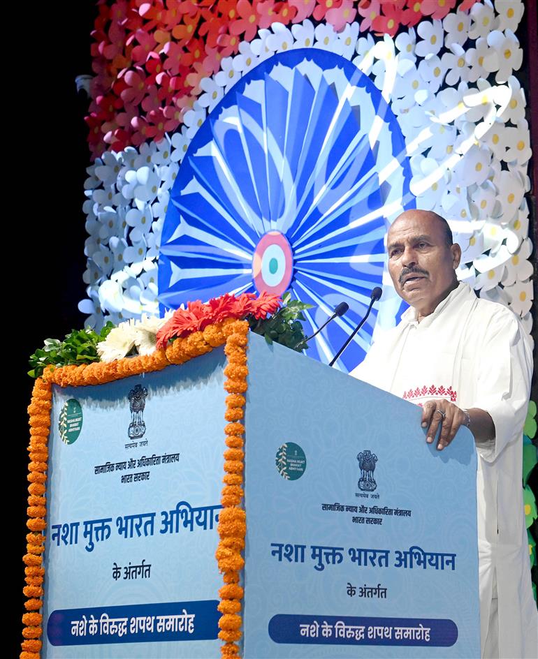 केंद्रीय सामाजिक न्याय एवं अधिकारिता मंत्री डॉ. वीरेंद्र कुमार 12 अगस्त, 2024 को नई दिल्ली में ‘नशा मुक्त भारत अभियान’ पर शपथ ग्रहण समारोह को संबोधित करते हुए।