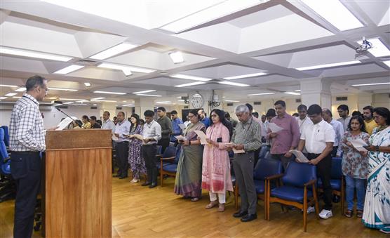 Glimpses of the Senior officers and Staff members of Press Information Bureau taking a pledge under the “Nasha Mukt Bharat Abhiyaan” (NMBA) at Shastri Bhawan, in New Delhi on August 12, 2024.