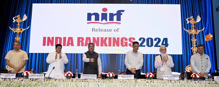 केंद्रीय शिक्षा मंत्री श्री धर्मेंद्र प्रधान 12 अगस्त, 2024 को नई दिल्ली में एनआईआरएफ इंडिया रैंकिंग 2024 जारी करते हुए।
