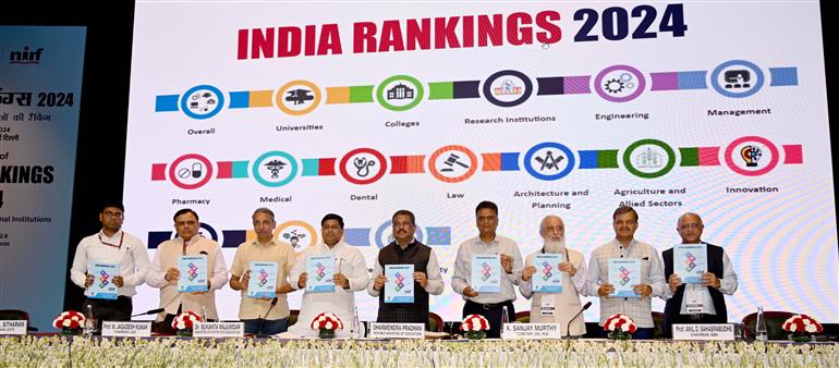 केंद्रीय शिक्षा मंत्री श्री धर्मेंद्र प्रधान 12 अगस्त, 2024 को नई दिल्ली में एनआईआरएफ इंडिया रैंकिंग 2024 जारी करते हुए।