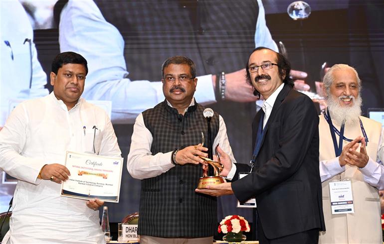 केंद्रीय शिक्षा मंत्री श्री धर्मेंद्र प्रधान 12 अगस्त, 2024 को नई दिल्ली में एनआईआरएफ इंडिया रैंकिंग 2024 जारी करते हुए।