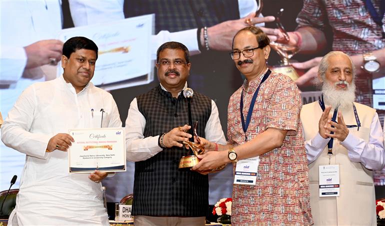 केंद्रीय शिक्षा मंत्री श्री धर्मेंद्र प्रधान 12 अगस्त, 2024 को नई दिल्ली में एनआईआरएफ इंडिया रैंकिंग 2024 जारी करते हुए।