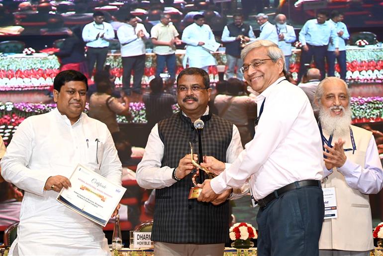 केंद्रीय शिक्षा मंत्री श्री धर्मेंद्र प्रधान 12 अगस्त, 2024 को नई दिल्ली में एनआईआरएफ इंडिया रैंकिंग 2024 जारी करते हुए।