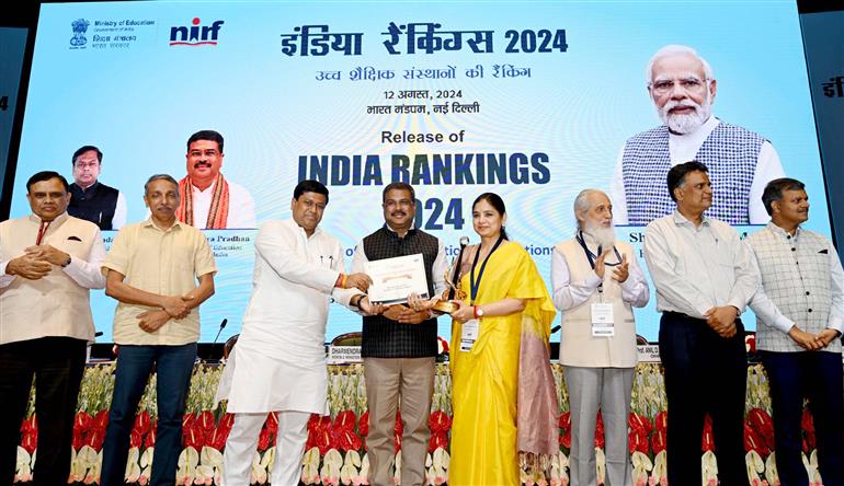 केंद्रीय शिक्षा मंत्री श्री धर्मेंद्र प्रधान 12 अगस्त, 2024 को नई दिल्ली में एनआईआरएफ इंडिया रैंकिंग 2024 जारी करते हुए।