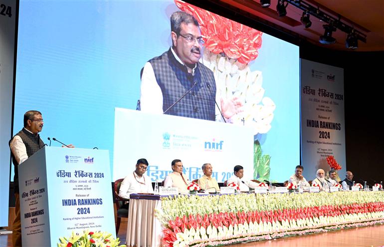 केंद्रीय शिक्षा मंत्री श्री धर्मेंद्र प्रधान 12 अगस्त, 2024 को नई दिल्ली में एनआईआरएफ इंडिया रैंकिंग 2024 जारी करने के अवसर पर संबोधित करते हुए।
