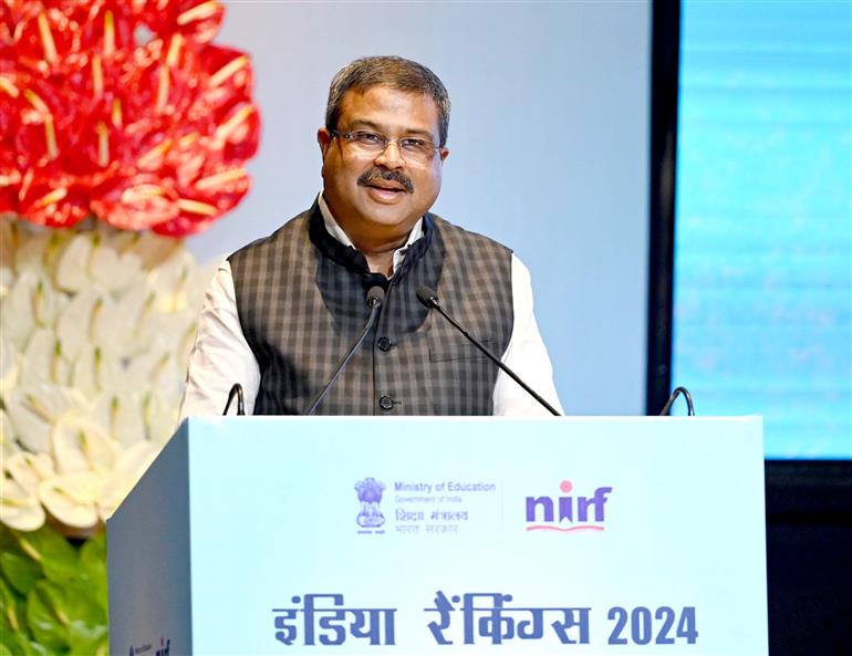 केंद्रीय शिक्षा मंत्री श्री धर्मेंद्र प्रधान 12 अगस्त, 2024 को नई दिल्ली में एनआईआरएफ इंडिया रैंकिंग 2024 जारी करने के अवसर पर संबोधित करते हुए।