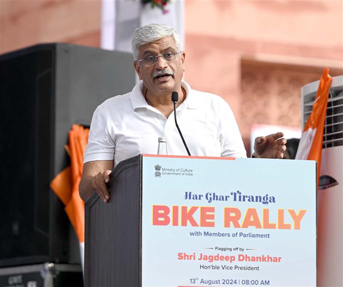 केंद्रीय संस्कृति और पर्यटन मंत्री श्री गजेंद्र सिंह शेखावत 13 अगस्त, 2024 को नई दिल्ली में भारत मंडपम से ‘हर घर तिरंगा बाइक रैली’ के अवसर पर संबोधित करते हुए।