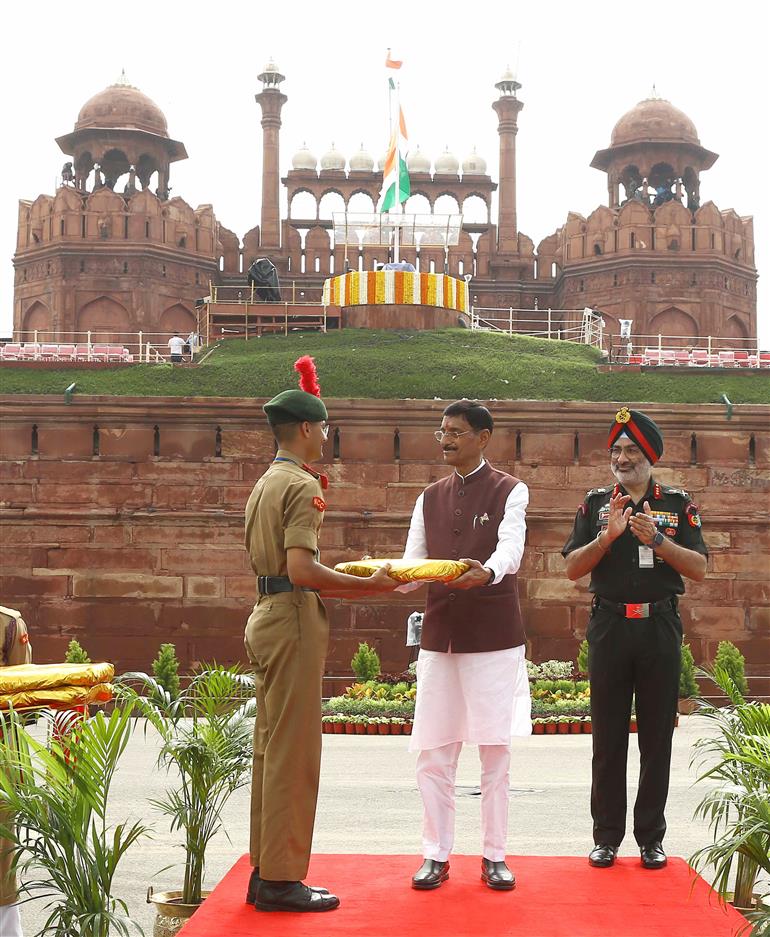 केंद्रीय रक्षा राज्य मंत्री श्री संजय सेठ ने 13 अगस्त, 2024 को नई दिल्ली में लाल किले पर आयोजित 78वें स्वतंत्रता दिवस समारोह की तैयारियों की समीक्षा की।