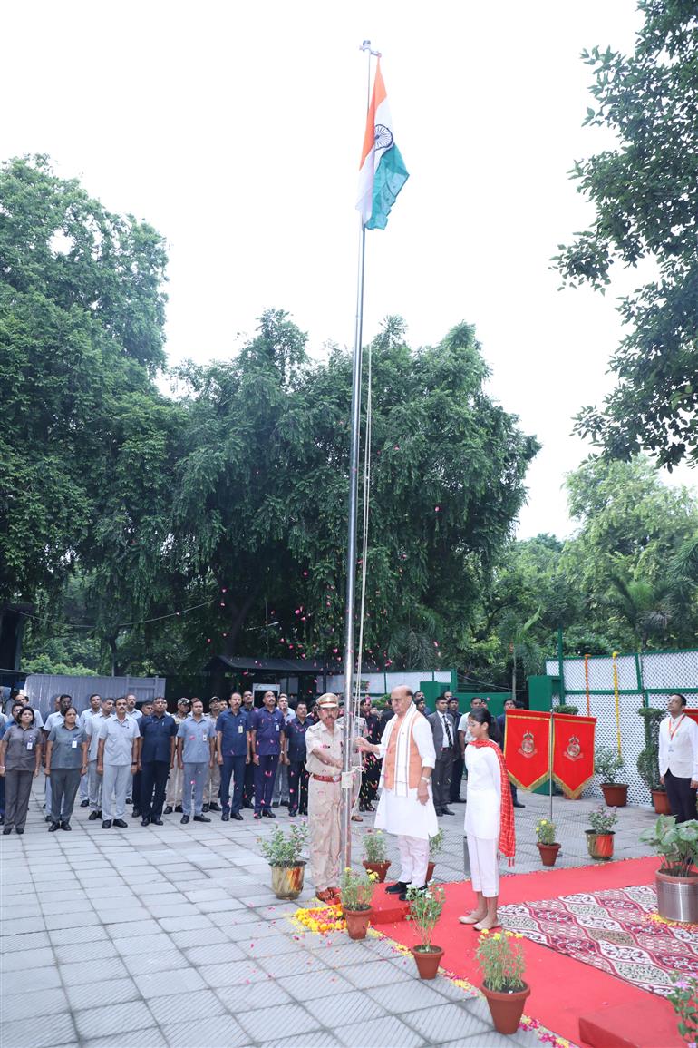 केंद्रीय रक्षा मंत्री श्री राजनाथ सिंह 15 अगस्त, 2024 को 78वें स्वतंत्रता दिवस के अवसर पर नई दिल्ली में अपने आधिकारिक आवास पर राष्ट्रीय ध्वज फहराते हुए।