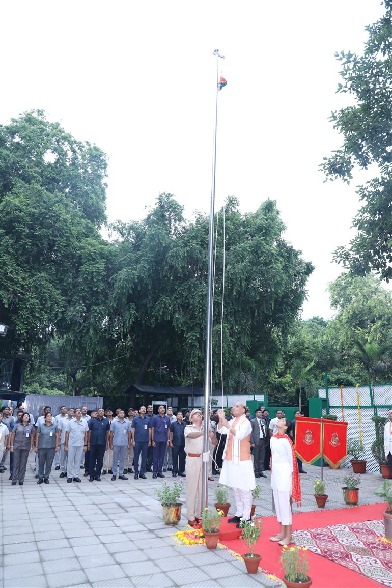 केंद्रीय रक्षा मंत्री श्री राजनाथ सिंह 15 अगस्त, 2024 को 78वें स्वतंत्रता दिवस के अवसर पर नई दिल्ली में अपने आधिकारिक आवास पर राष्ट्रीय ध्वज फहराते हुए।